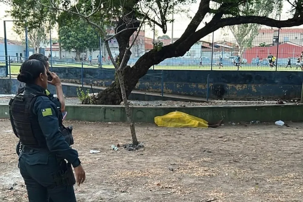 Homem morre após cair de banco em praça na zona Sul de Teresina